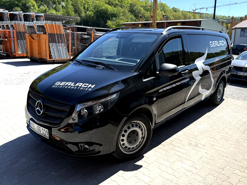 schwarzer Mercedes Vito mit Beschriftung der Firma Gerlach Gerüstbau